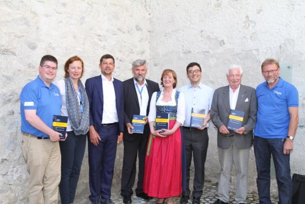 Neue Auflage des Handbuchs der Europäischen Volksgruppen beim Kulturtag in St. Martin in Thurn vorgestellt 