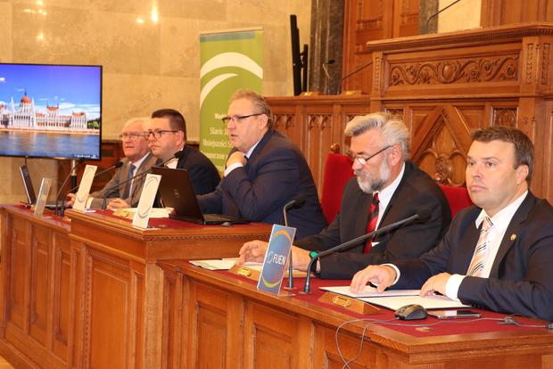Slawische Minderheiten in der FUEN identifizieren Maßnahmen zur verstärkten Verwendung von Minderheitensprachen in der Öffentlichkeit 