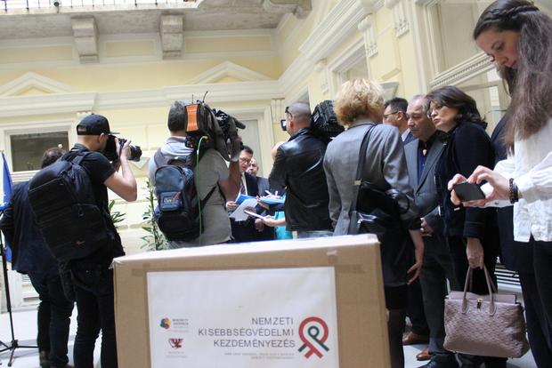 Über 640.000 Unterschriften für die Minority SafePack Initiative in Ungarn übergeben 