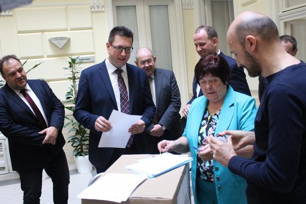 Über 640.000 Unterschriften für die Minority SafePack Initiative in Ungarn übergeben 