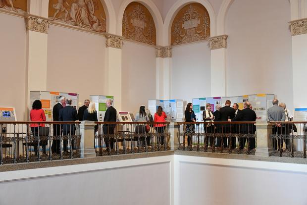 AGDM-Ausstellung "In zwei Welten" eröffnet in München, ihre 17. Station 